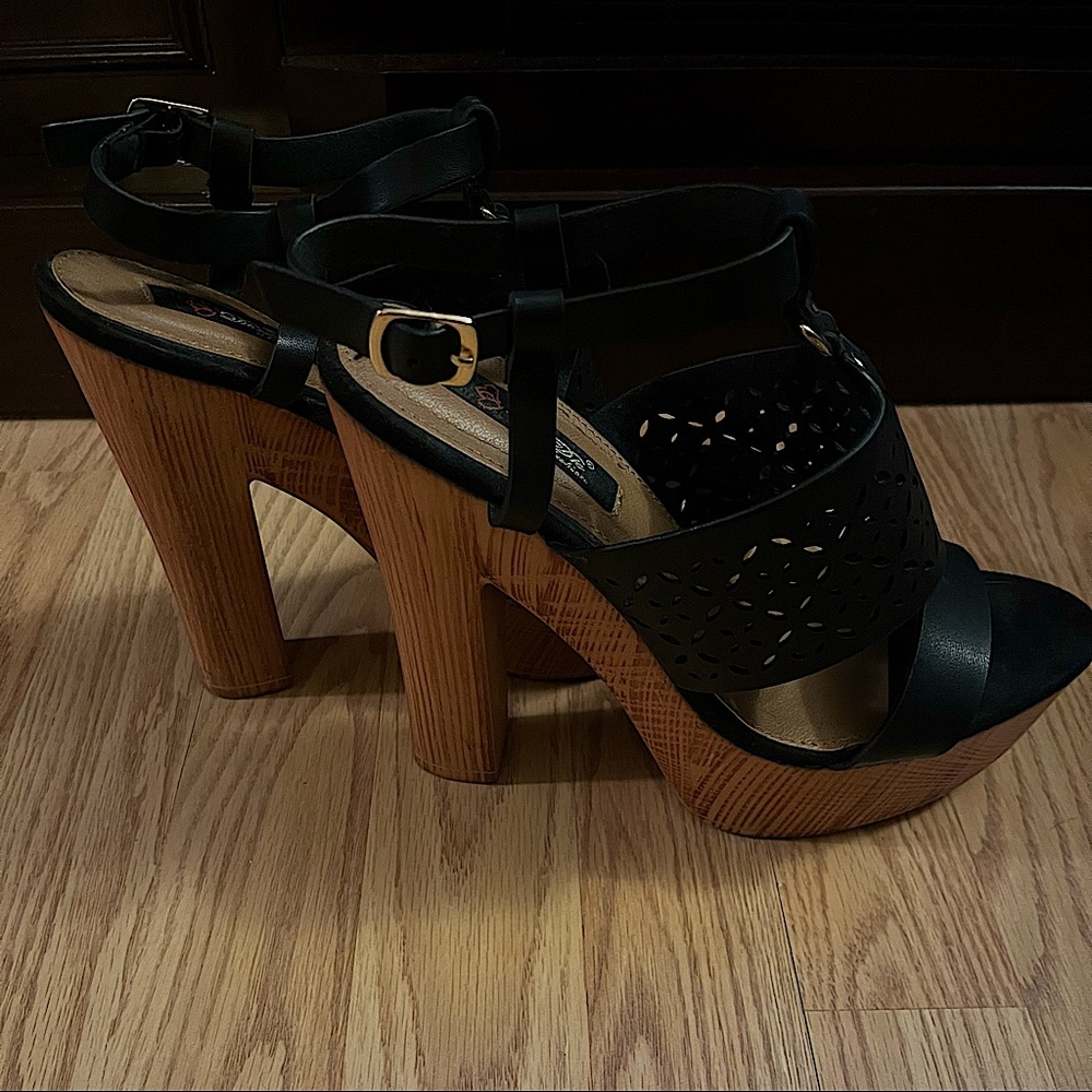Women’s 8.5 chunky heel platform sandal